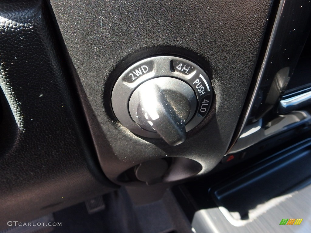 2013 Titan SV Crew Cab 4x4 - Graphite Blue / Charcoal photo #26
