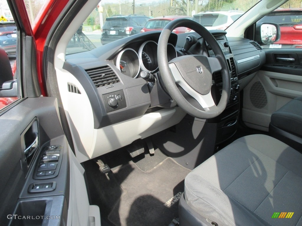 2009 Grand Caravan SE - Inferno Red Crystal Pearl / Dark Slate Gray/Light Shale photo #11