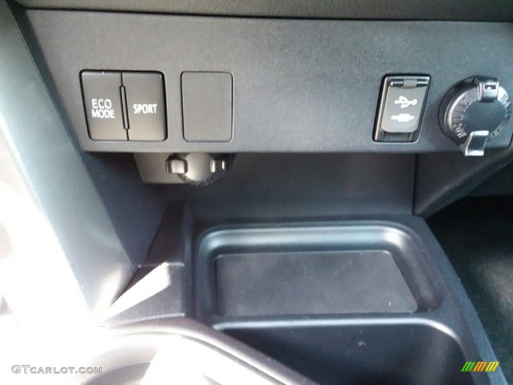 2018 RAV4 LE - Silver Sky Metallic / Black photo #16