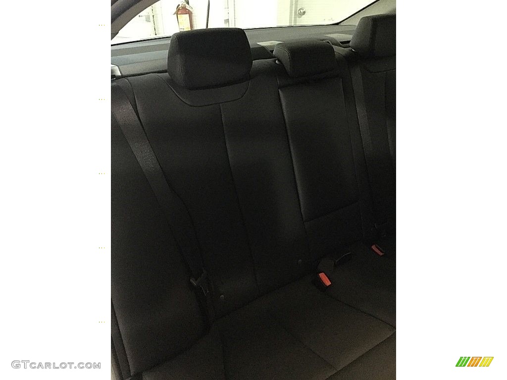 2018 3 Series 320i xDrive Sedan - Glacier Silver Metallic / Black photo #18