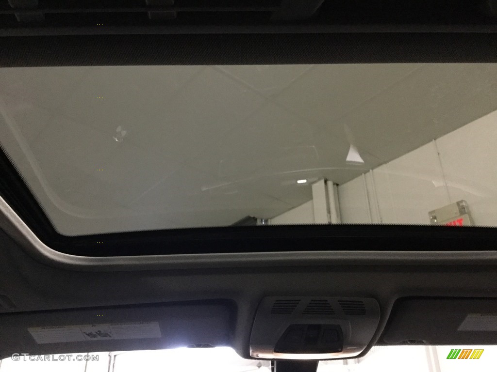 2018 3 Series 320i xDrive Sedan - Glacier Silver Metallic / Black photo #26