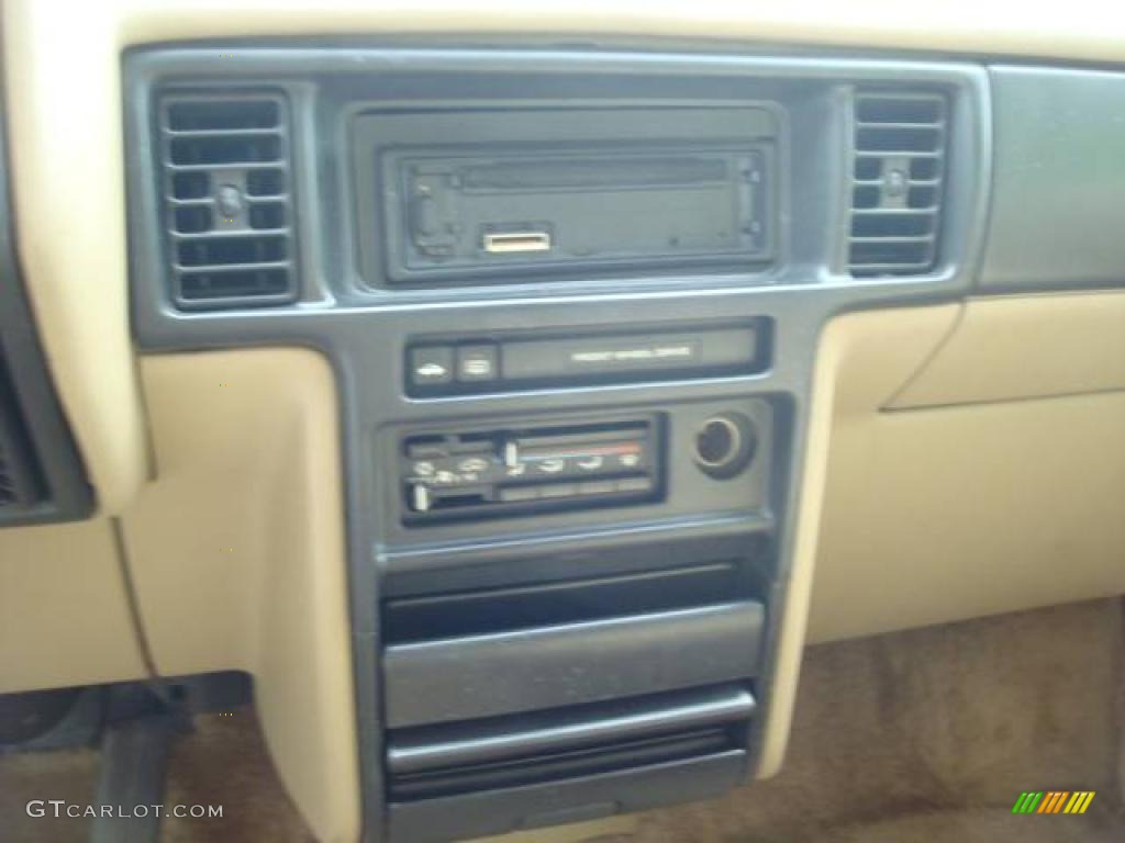 1993 Voyager SE - Bright White / Camel Tan photo #13