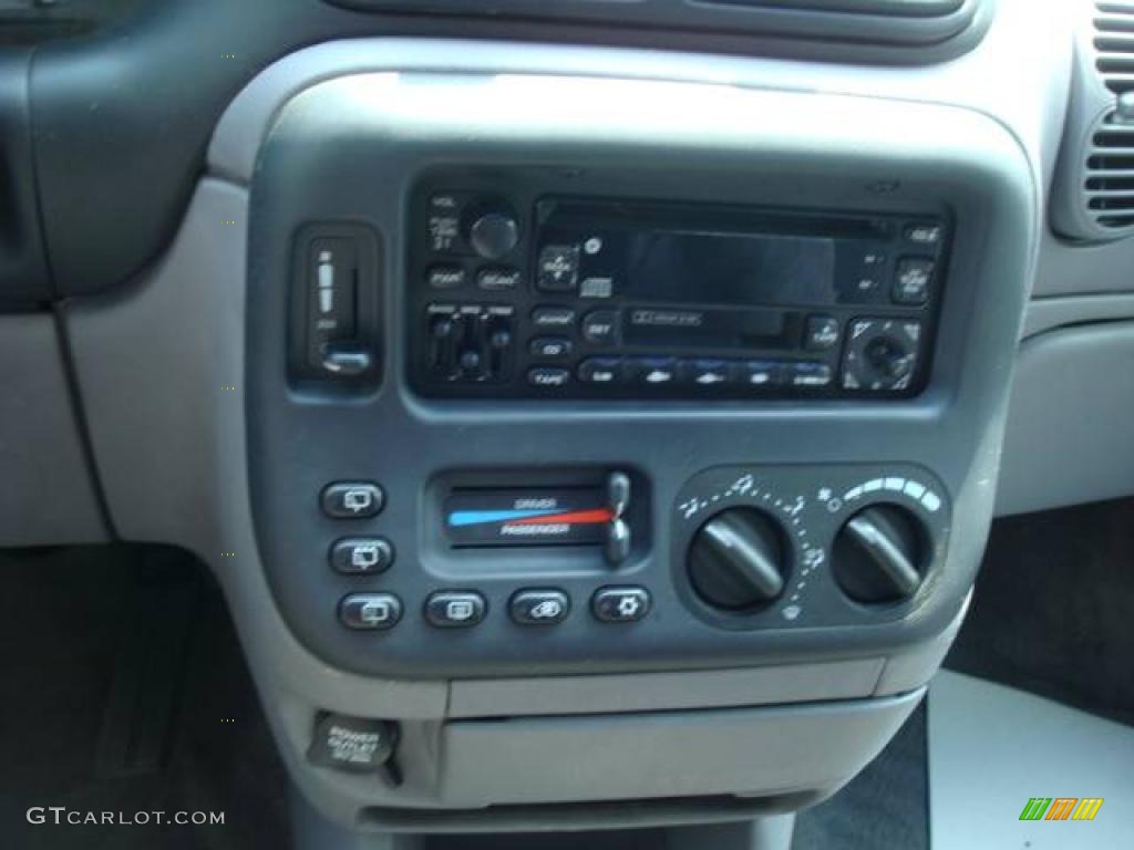 1999 Grand Voyager SE - Deep Cranberry Pearl / Mist Gray photo #13