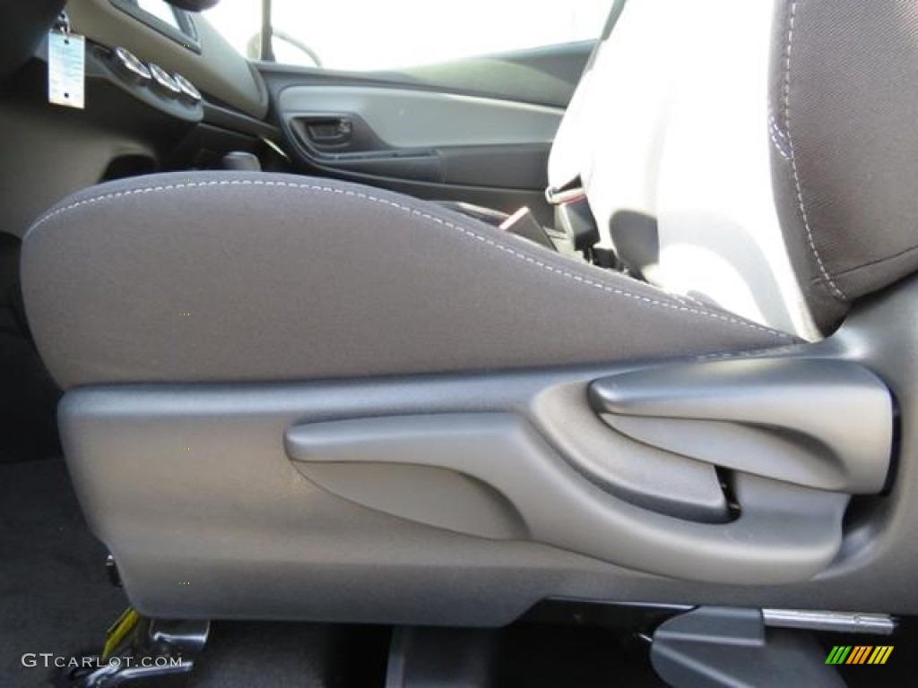 2018 Yaris 3-Door L - Super White / Black photo #9