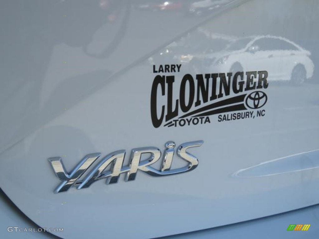2018 Yaris 3-Door L - Super White / Black photo #24