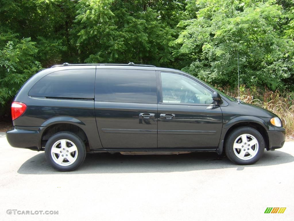 2006 Grand Caravan SXT - Brilliant Black Crystal Pearl / Dark Khaki/Light Graystone photo #5