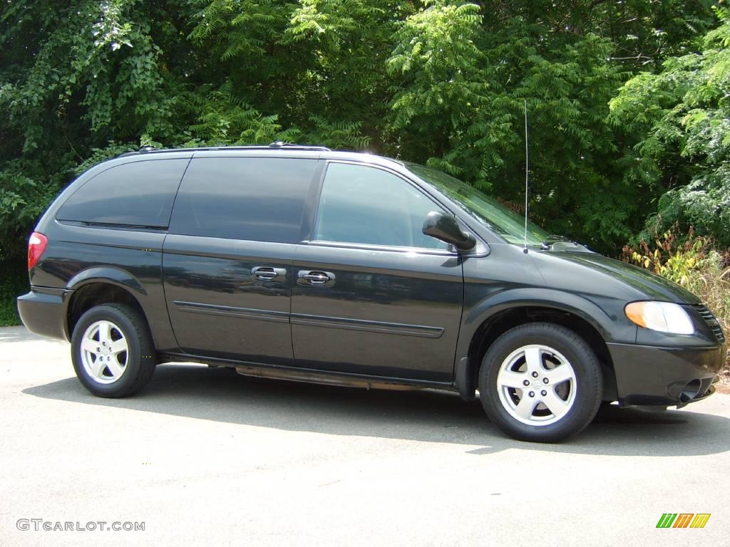 2006 Grand Caravan SXT - Brilliant Black Crystal Pearl / Dark Khaki/Light Graystone photo #6