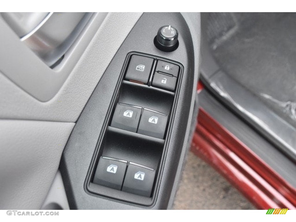 2018 Toyota Sienna LE AWD Controls Photo #126667043