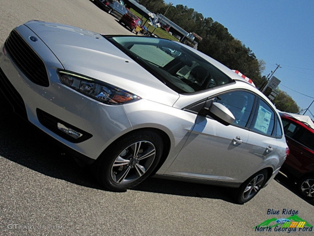 2018 Focus SE Sedan - Ingot Silver / Charcoal Black photo #29
