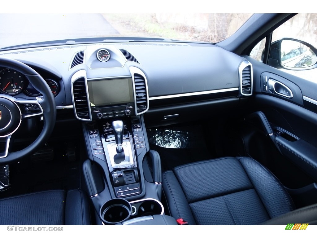 2018 Cayenne Platinum Edition - Black / Black photo #15