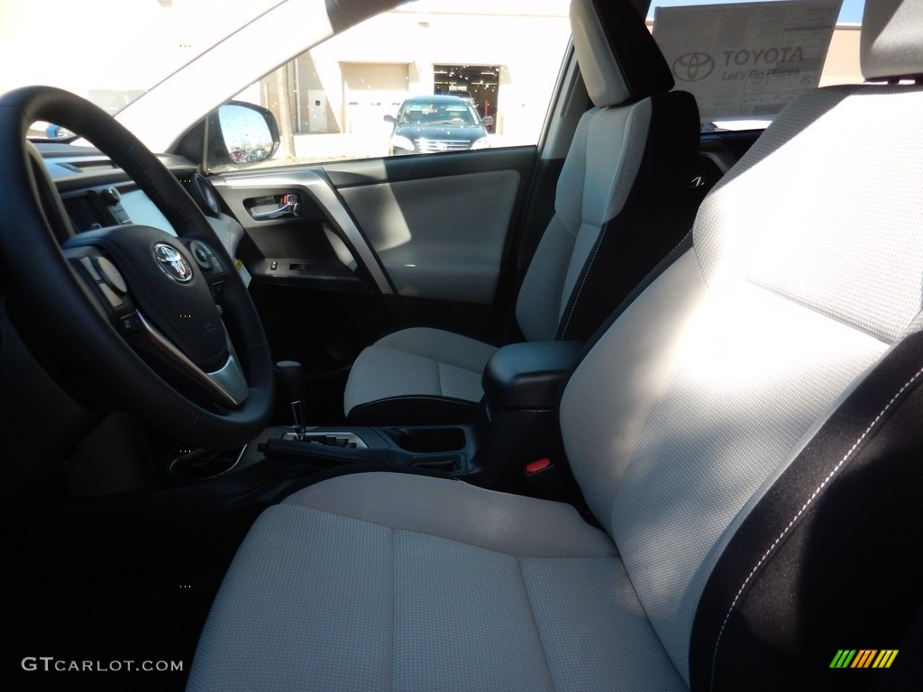 2018 RAV4 XLE - Super White / Ash photo #3