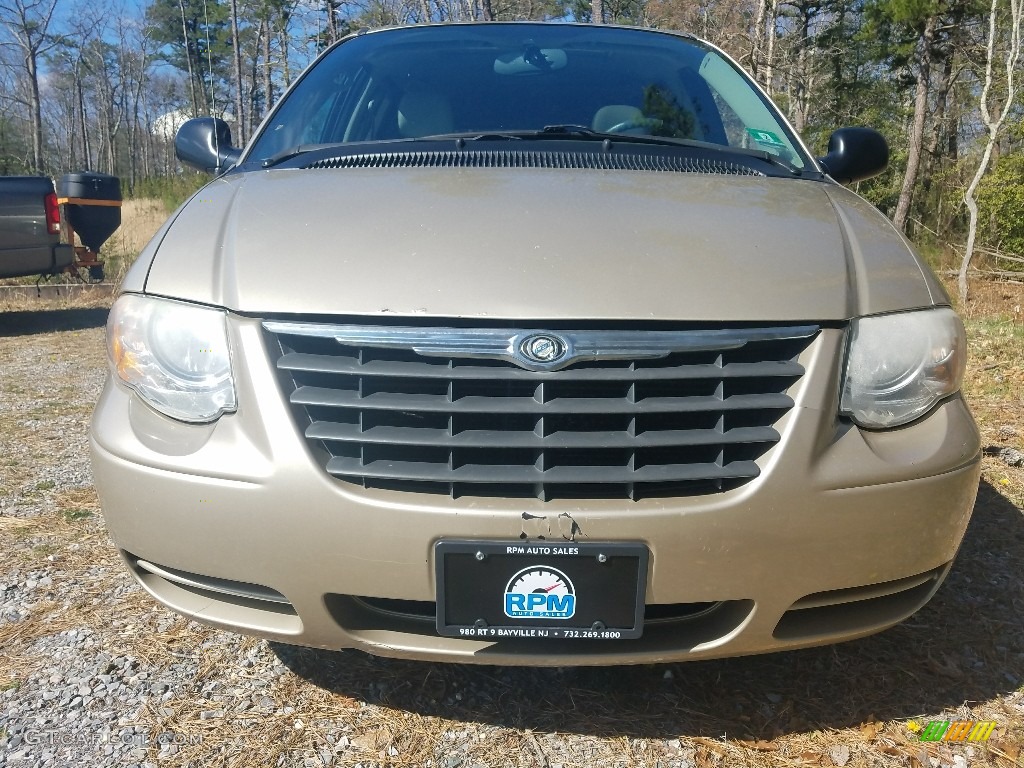 2005 Town & Country Touring - Linen Gold Metallic / Medium Slate Gray photo #8