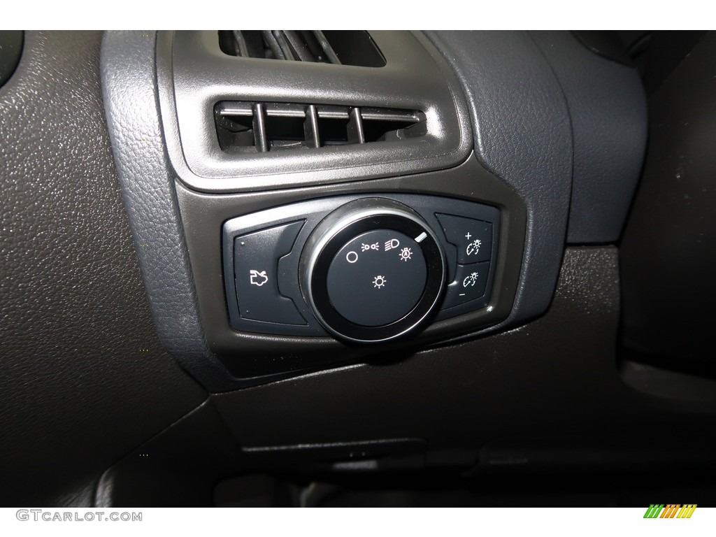 2015 Focus SE Hatchback - Ingot Silver Metallic / Charcoal Black photo #35