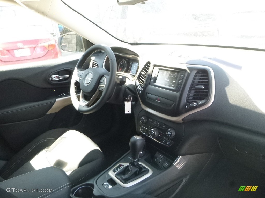 2018 Cherokee Latitude 4x4 - Hydro Blue Pearl / Black photo #11