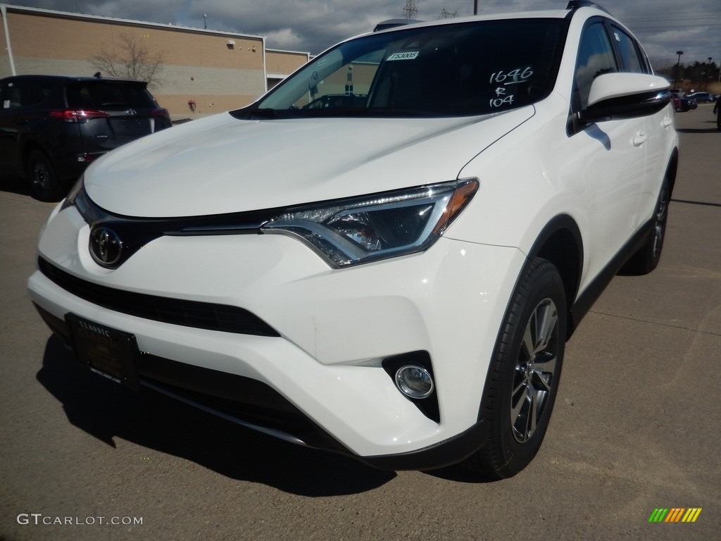 2018 RAV4 XLE - Super White / Black photo #1