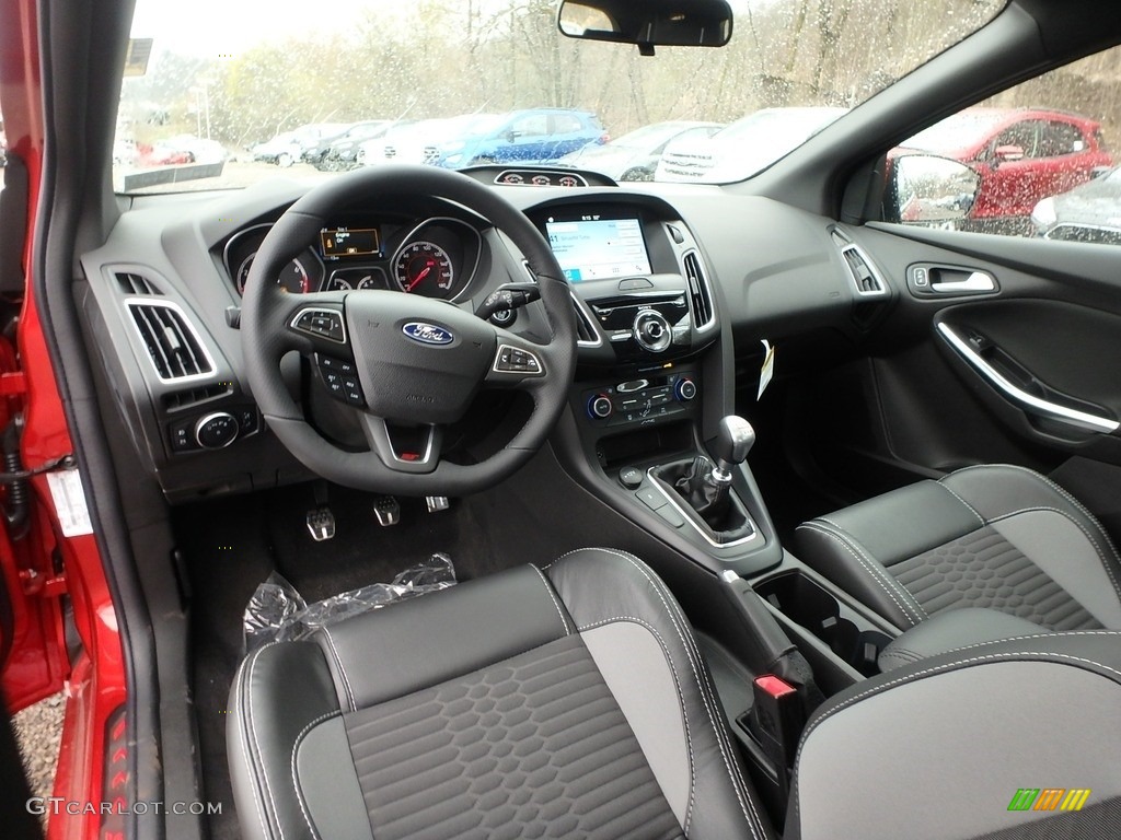 Charcoal Black Interior 2018 Ford Focus ST Hatch Photo #126803312