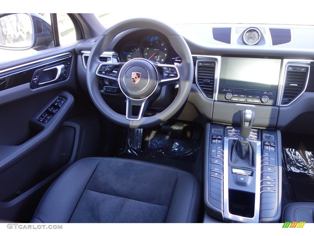 2018 Porsche Macan Standard Macan Model Agate Grey Dashboard Photo #126808022
