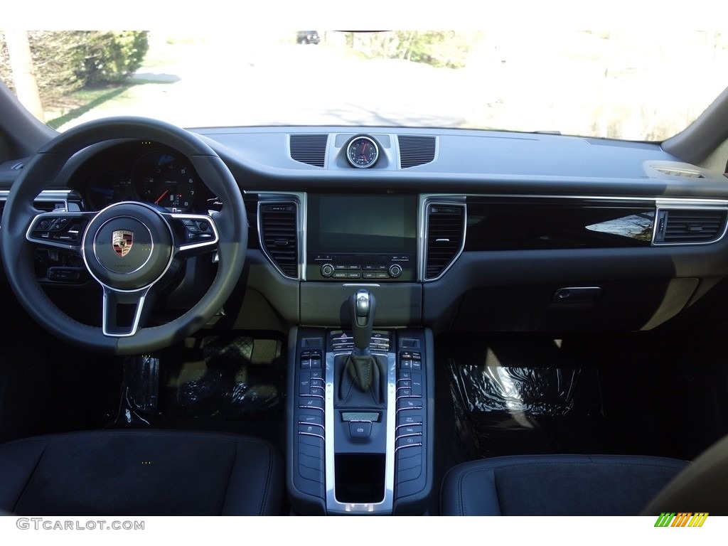 2018 Porsche Macan Standard Macan Model Agate Grey Dashboard Photo #126808040
