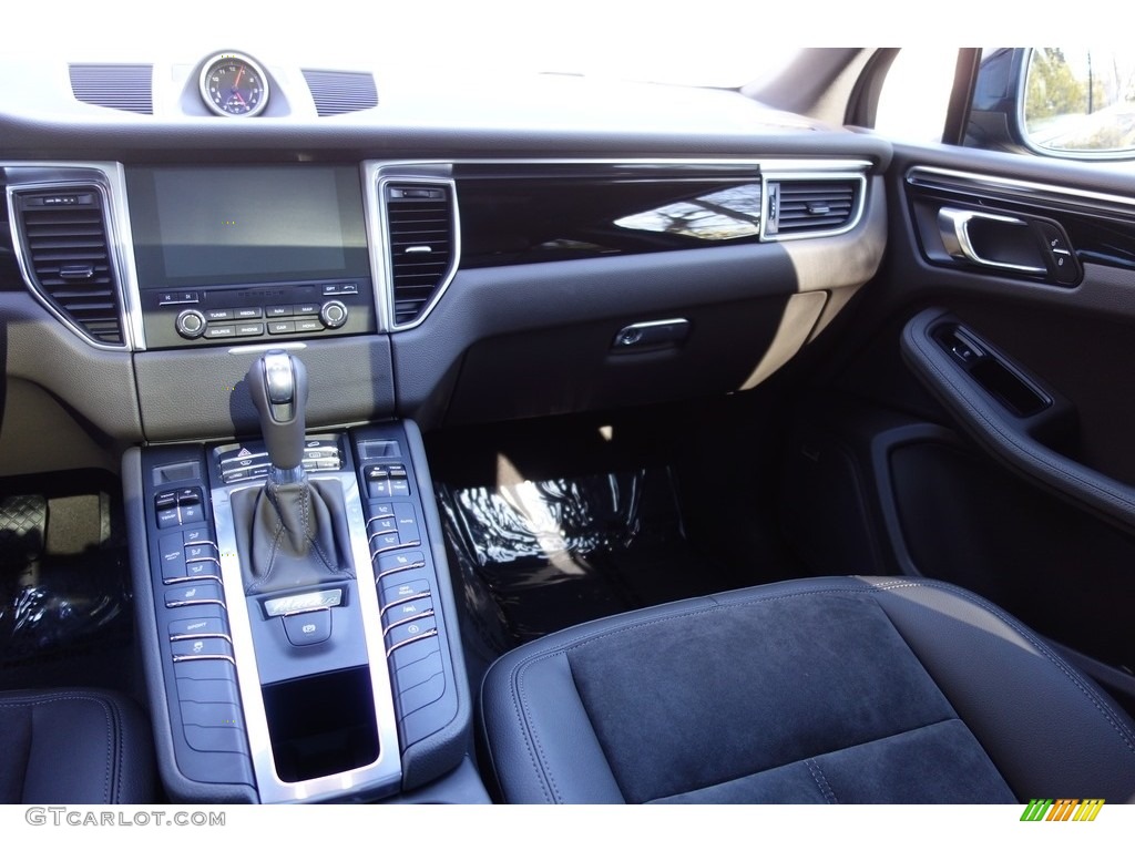 2018 Porsche Macan Standard Macan Model Agate Grey Dashboard Photo #126808055
