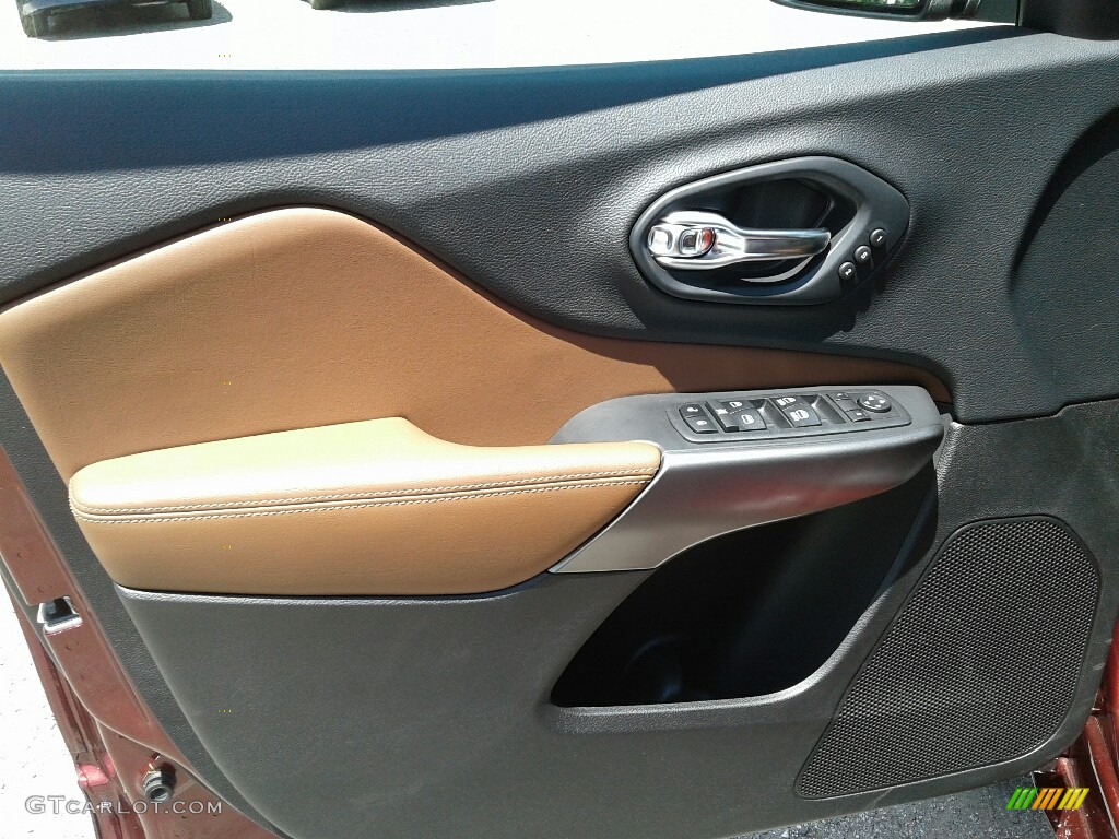 2019 Jeep Cherokee Overland Door Panel Photos