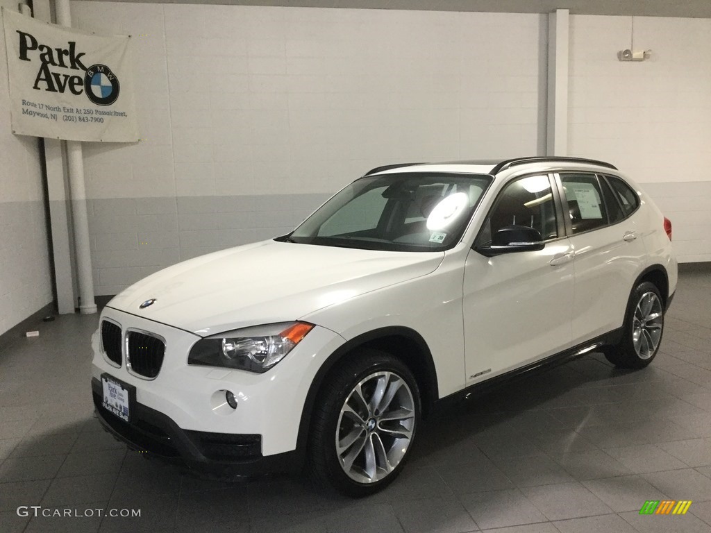 2015 X1 xDrive28i - Alpine White / Coral Red/Grey-Black Piping photo #1