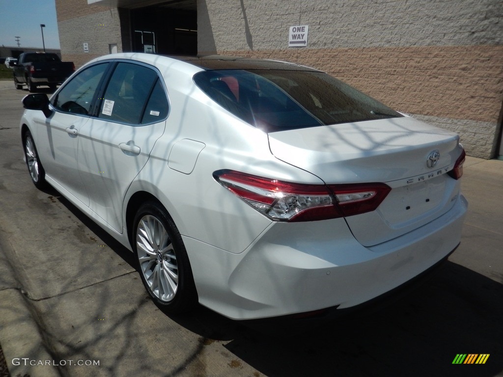 2018 Camry XLE - Wind Chill Pearl / Black photo #2