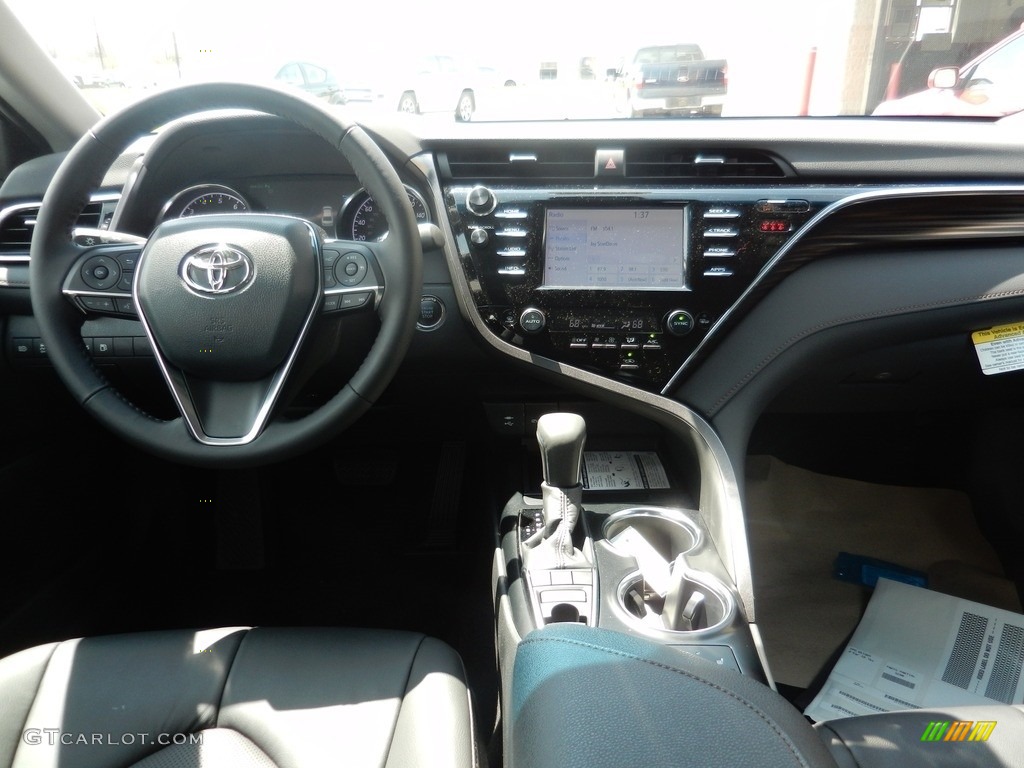 2018 Camry XLE - Wind Chill Pearl / Black photo #5