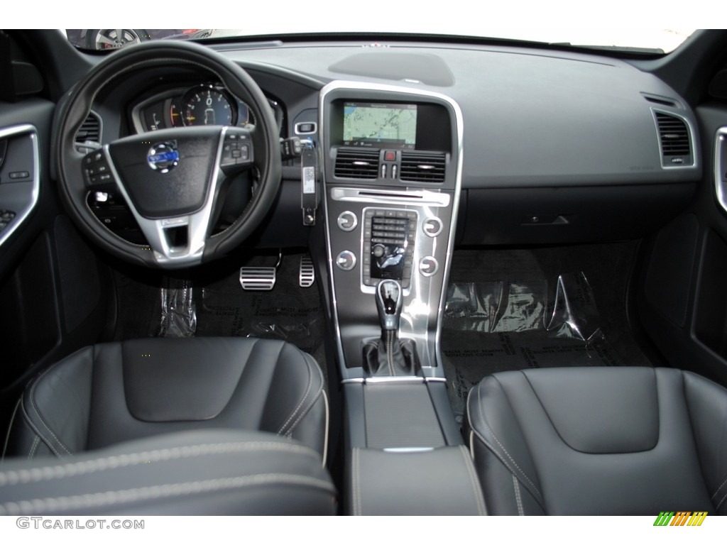 2017 Volvo XC60 T6 AWD R-Design Dashboard Photos