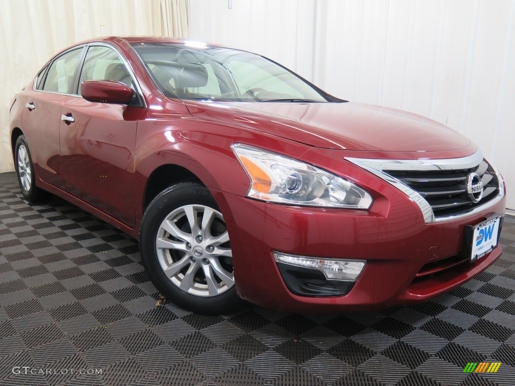 2014 Altima 2.5 S - Cayenne Red / Charcoal photo #4