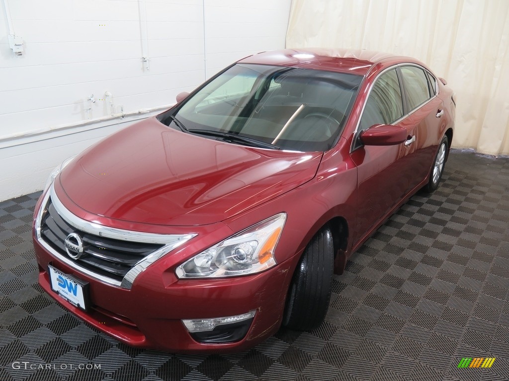 2014 Altima 2.5 S - Cayenne Red / Charcoal photo #8