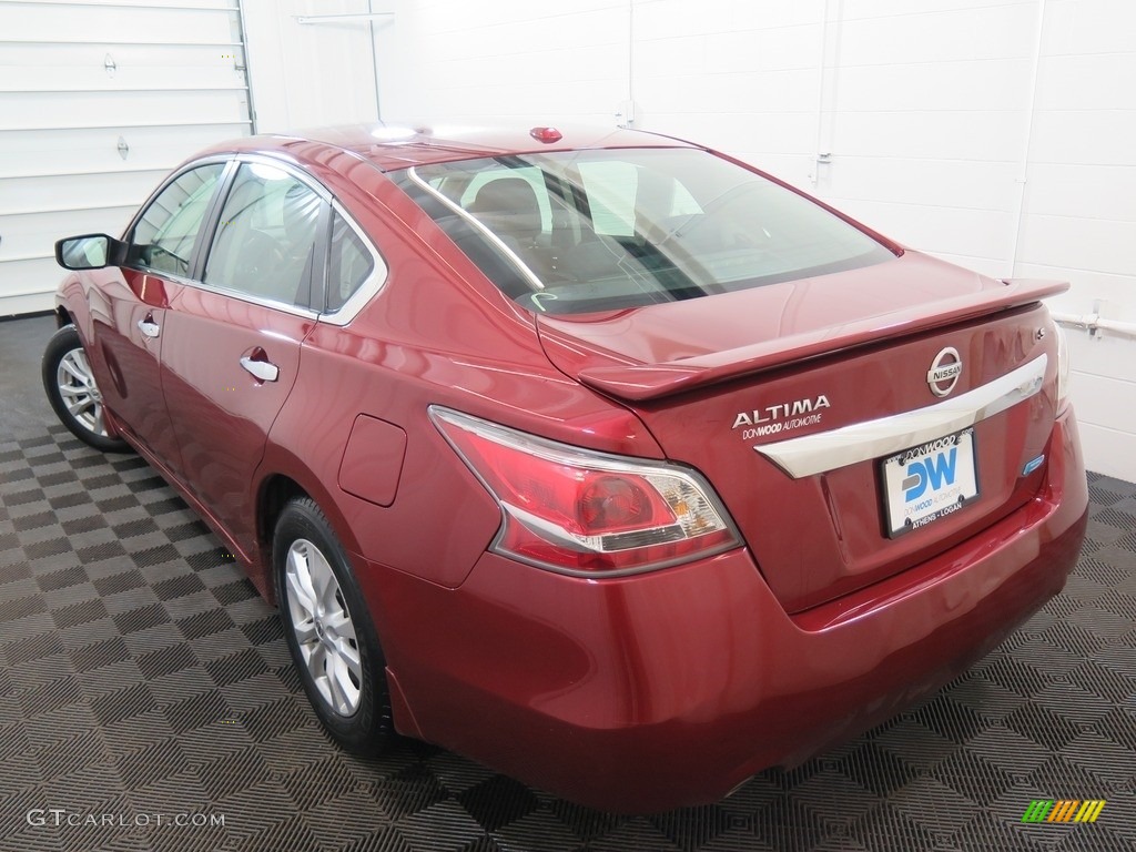 2014 Altima 2.5 S - Cayenne Red / Charcoal photo #9
