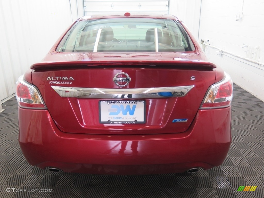 2014 Altima 2.5 S - Cayenne Red / Charcoal photo #10