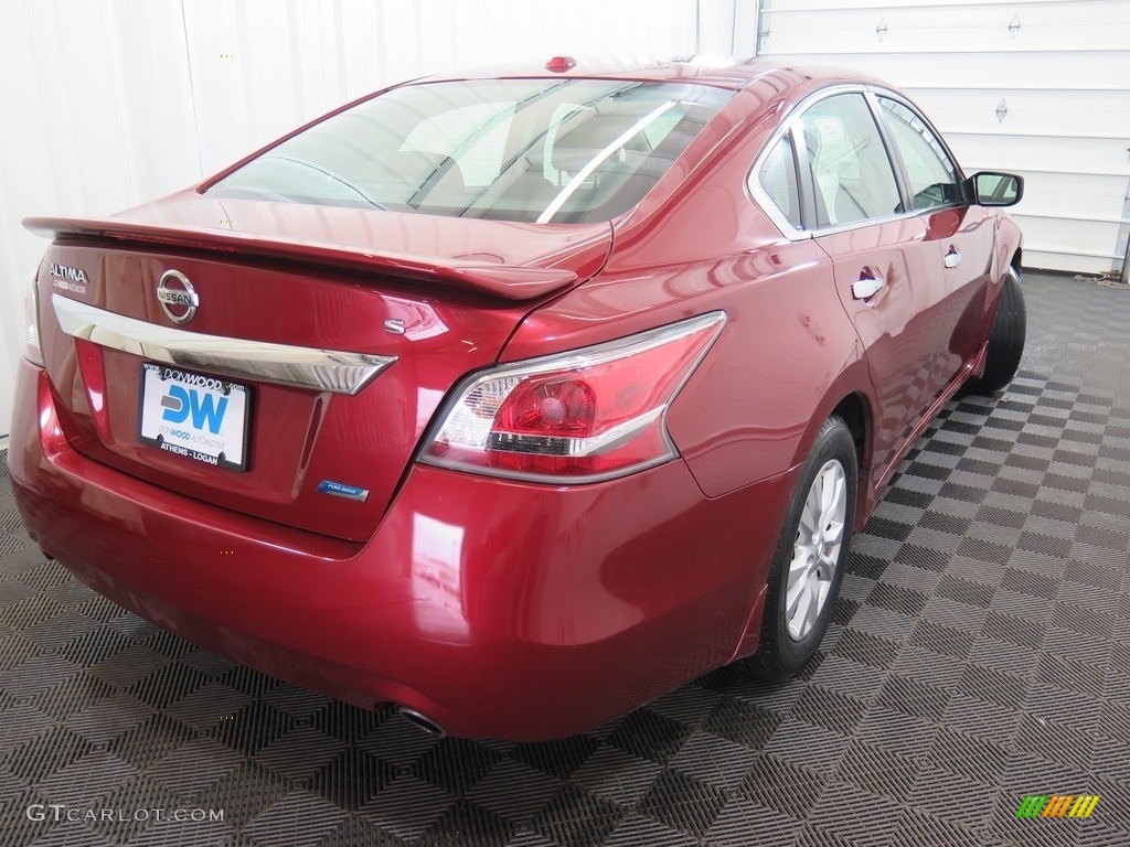 2014 Altima 2.5 S - Cayenne Red / Charcoal photo #11