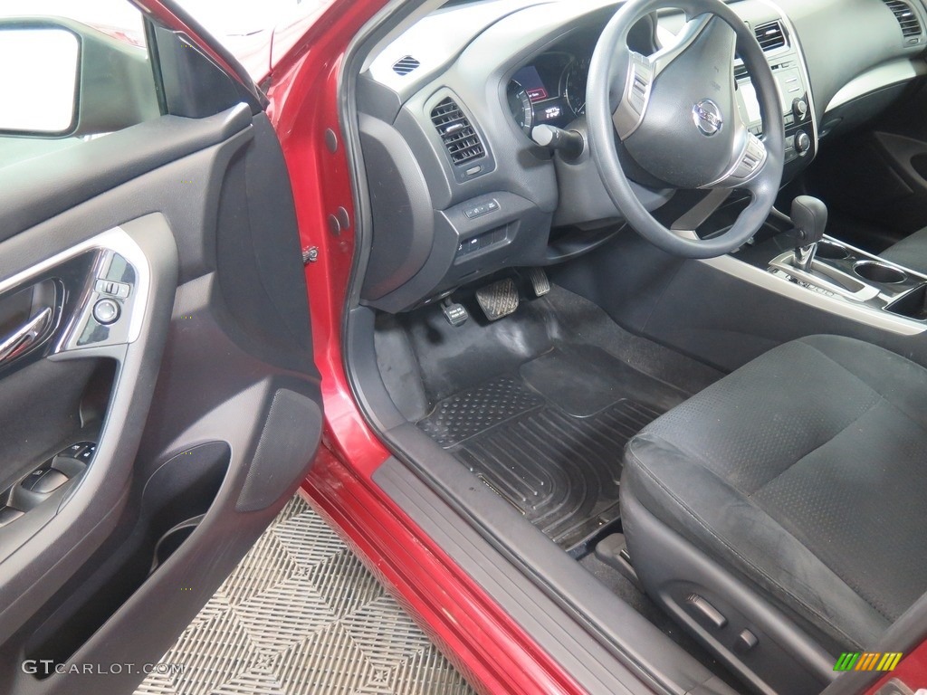 2014 Altima 2.5 S - Cayenne Red / Charcoal photo #29