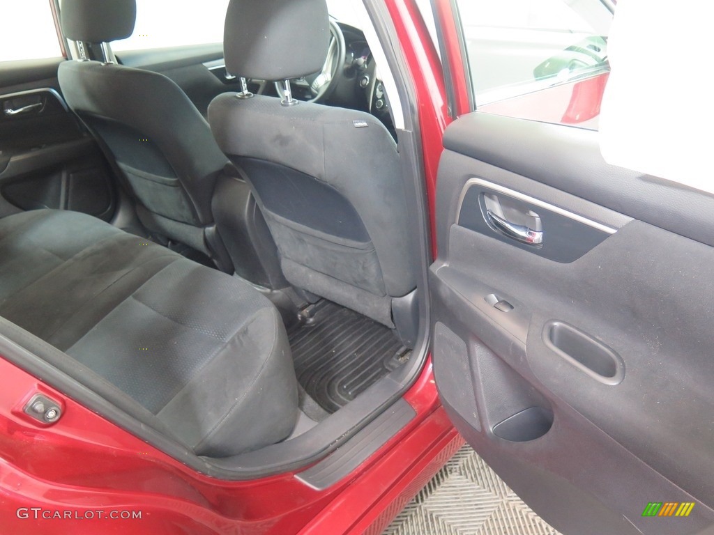 2014 Altima 2.5 S - Cayenne Red / Charcoal photo #31