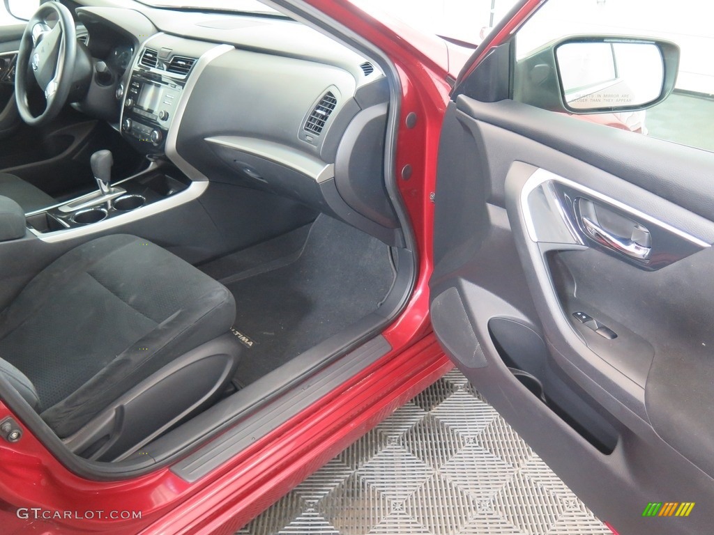 2014 Altima 2.5 S - Cayenne Red / Charcoal photo #32