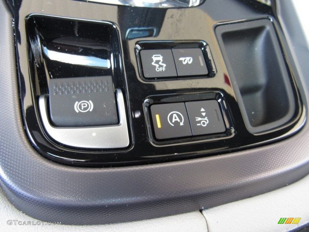2018 Jaguar F-Type Coupe Controls Photo #126911409