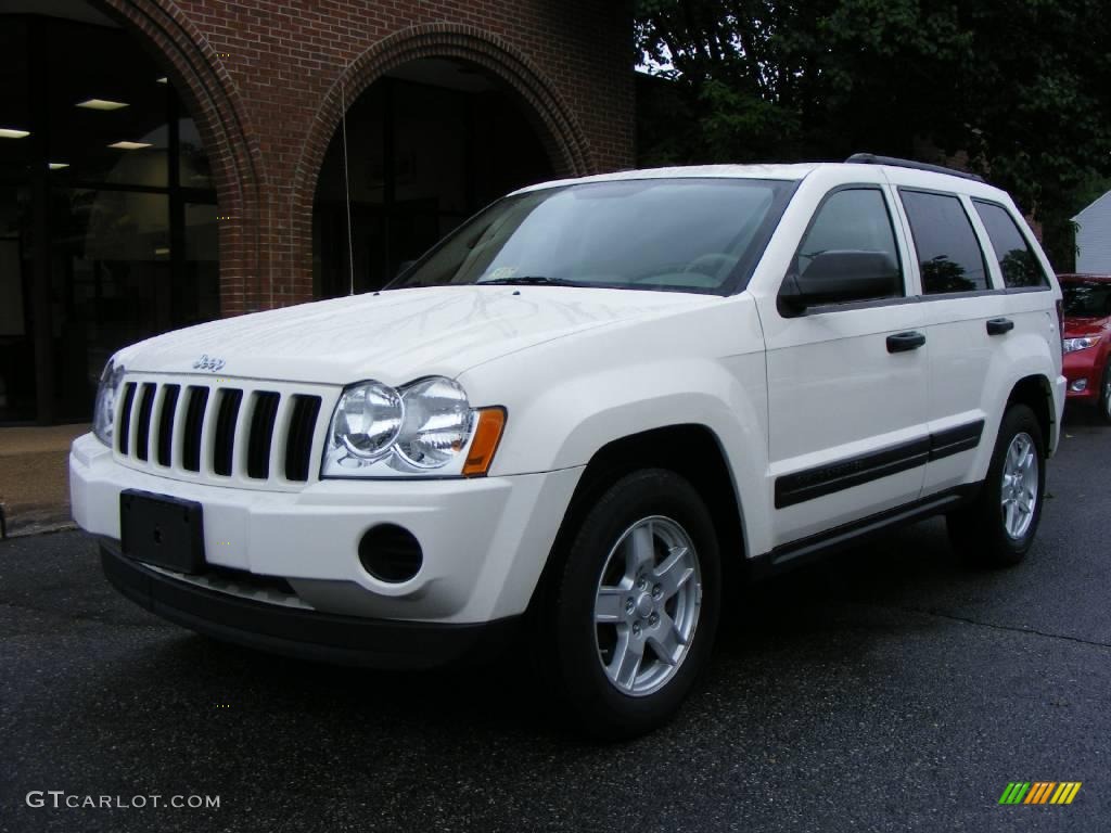 2005 Grand Cherokee Laredo 4x4 - Stone White / Khaki photo #1