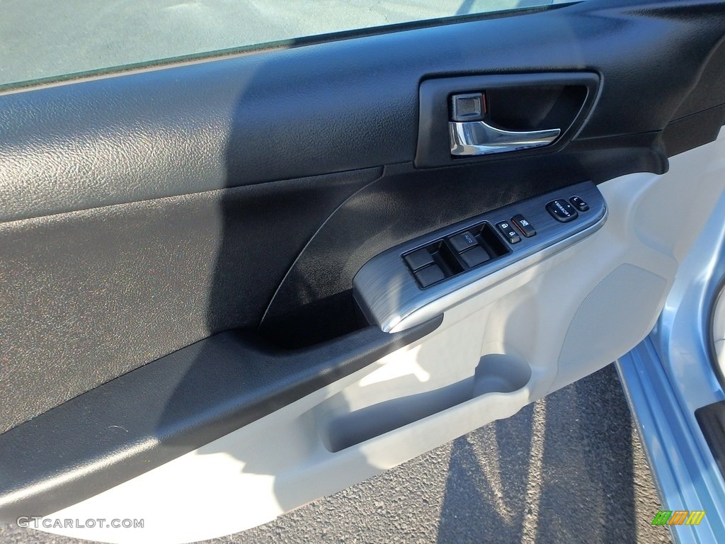 2012 Camry Hybrid LE - Clearwater Blue Metallic / Light Gray photo #19