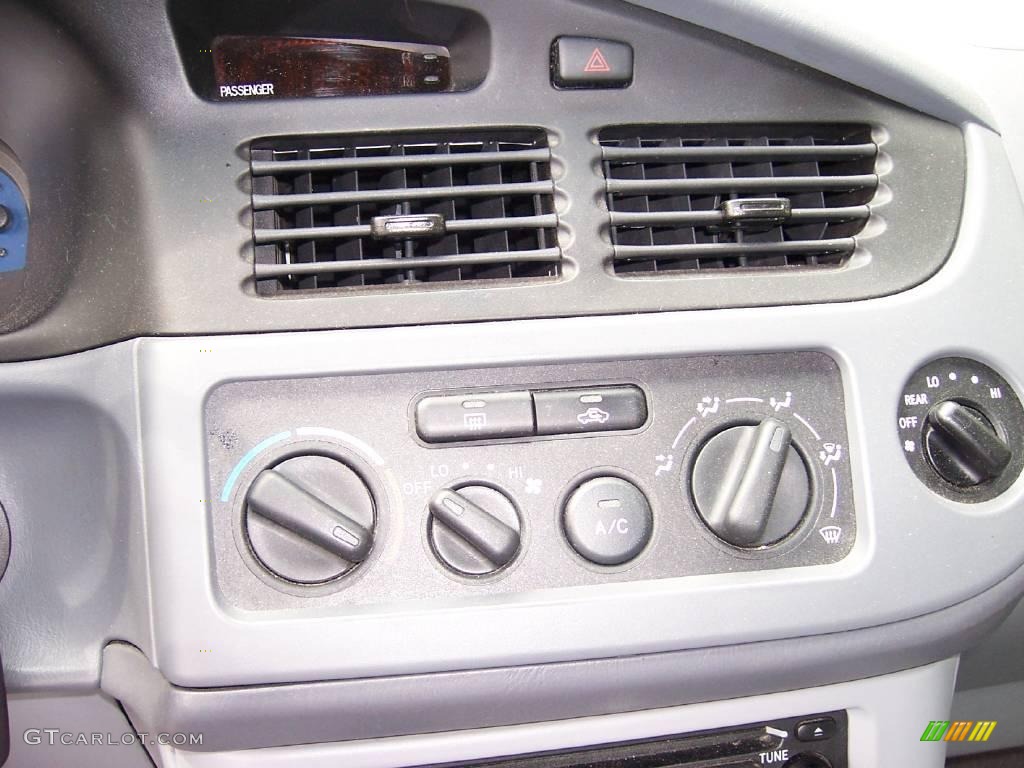2003 Sienna LE - Super White / Gray photo #18