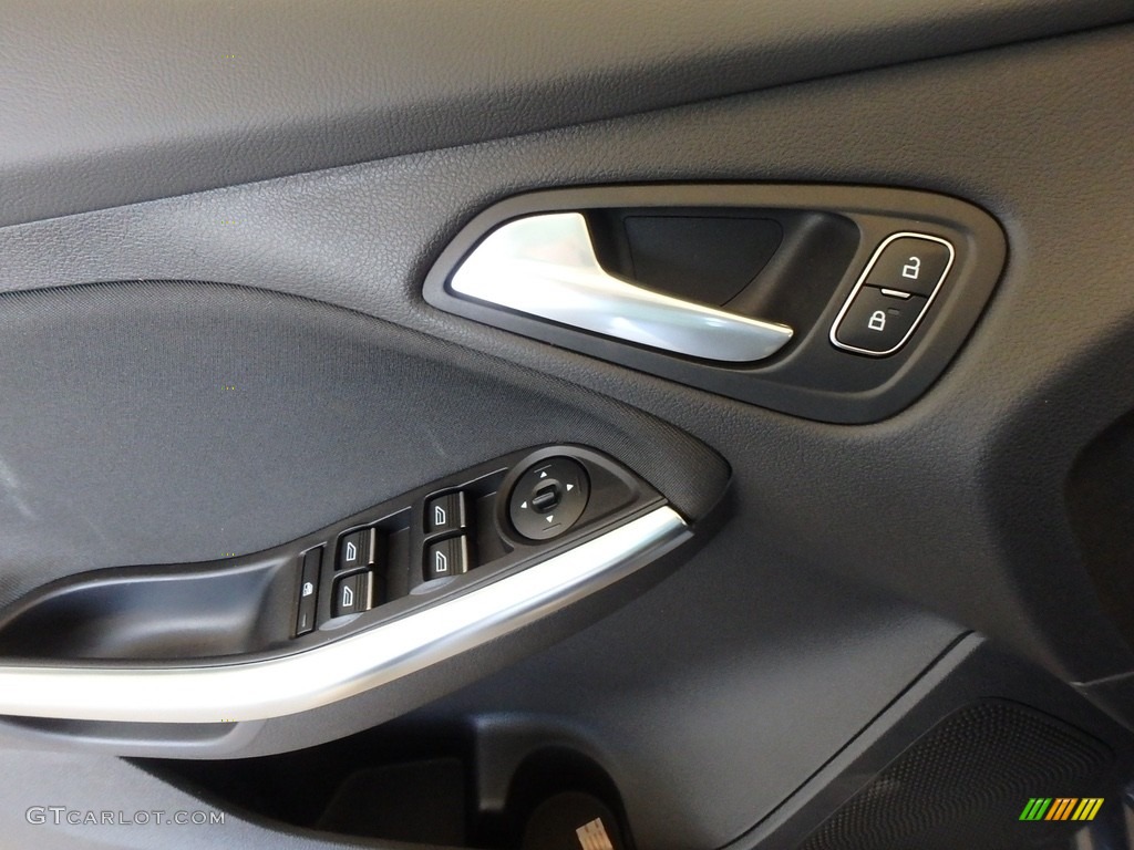 2018 Focus ST Hatch - Blue Metallic / Charcoal Black photo #9