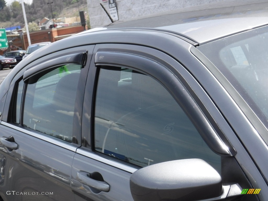 2012 200 S Sedan - Bright Silver Metallic / Black photo #4