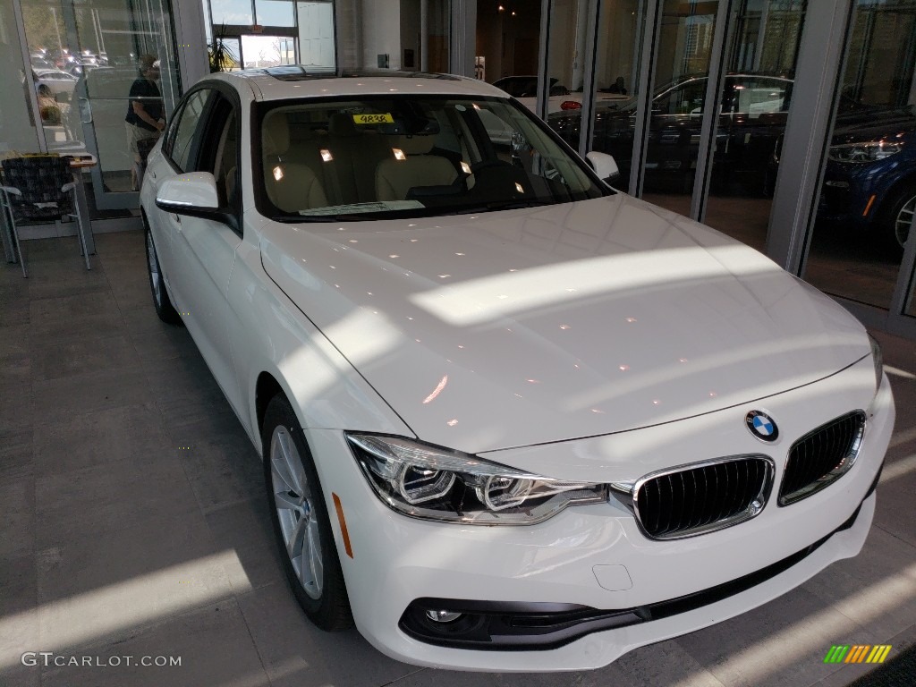 2018 3 Series 320i xDrive Sedan - Alpine White / Venetian Beige photo #1