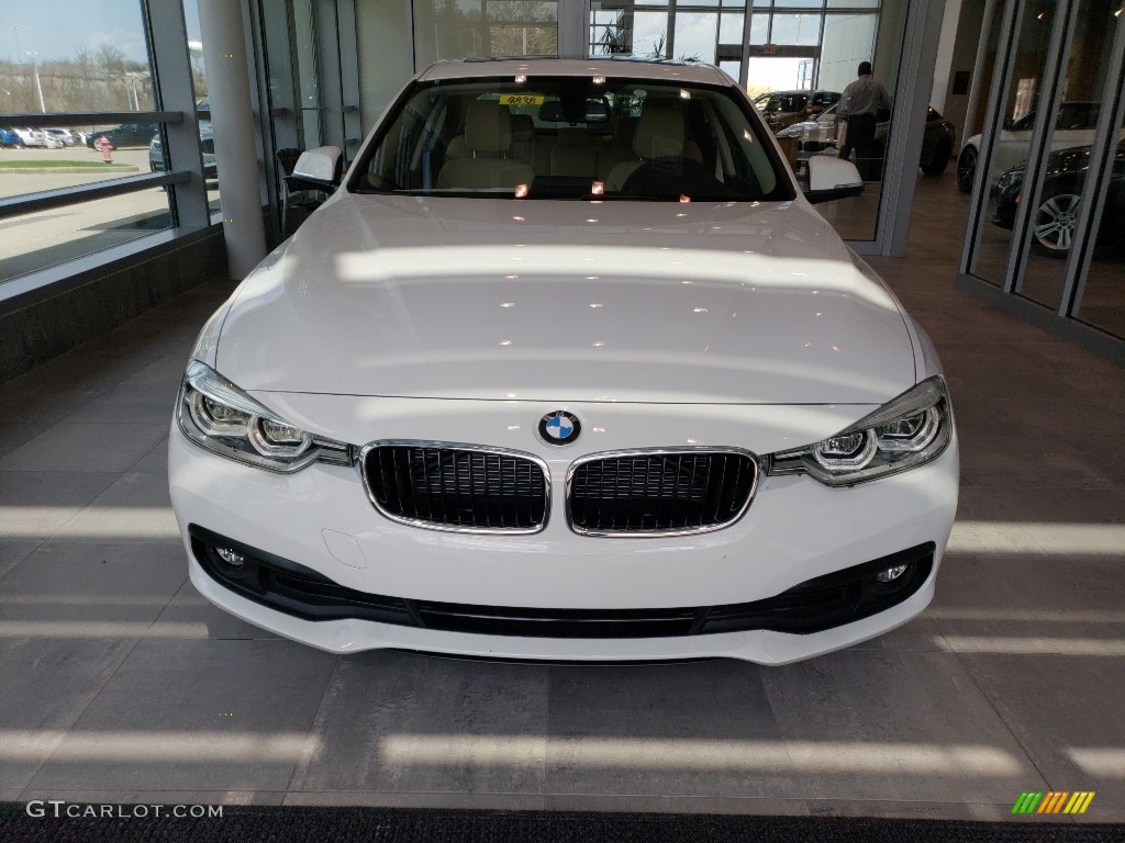 2018 3 Series 320i xDrive Sedan - Alpine White / Venetian Beige photo #4