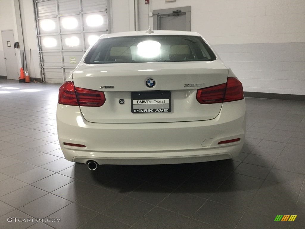 2018 3 Series 320i xDrive Sedan - Alpine White / Venetian Beige photo #4