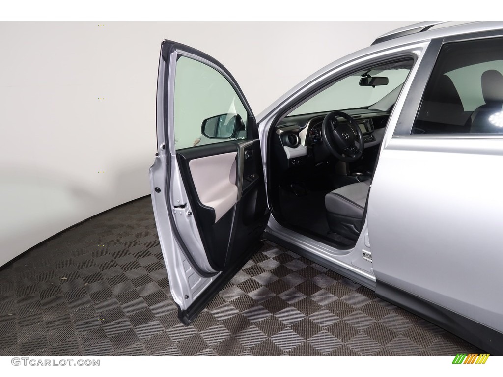 2015 RAV4 XLE - Classic Silver Metallic / Ash photo #26