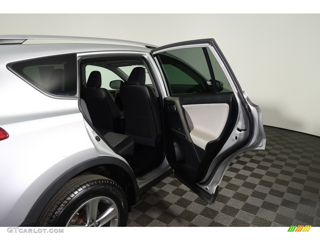 2015 RAV4 XLE - Classic Silver Metallic / Ash photo #28