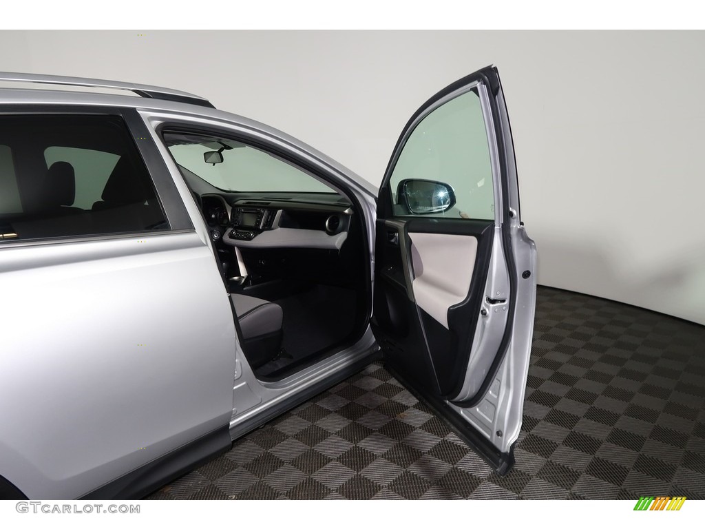 2015 RAV4 XLE - Classic Silver Metallic / Ash photo #29