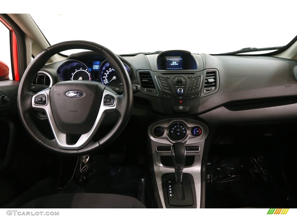 2015 Ford Fiesta SE Sedan Charcoal Black Dashboard Photo #127003964