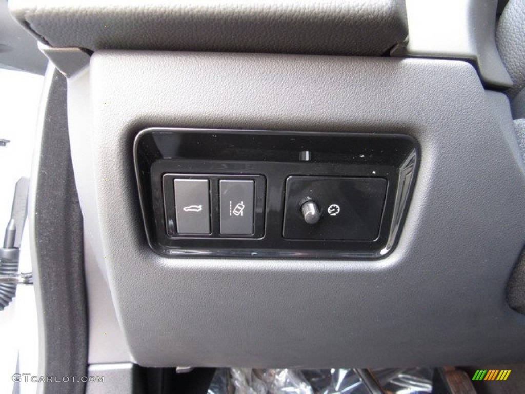 2018 Jaguar XF Sportbrake S AWD Controls Photo #127026703